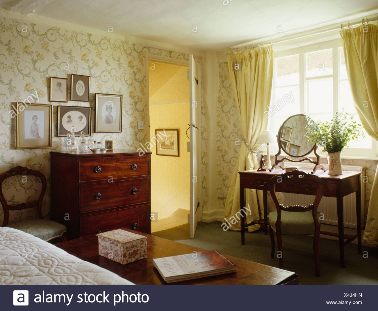 Télécharger gratuitement Images Rideaux Jaune Pastel Dans Un Chambre Avec Un Papier Peint A Motifs le plus cool salutations