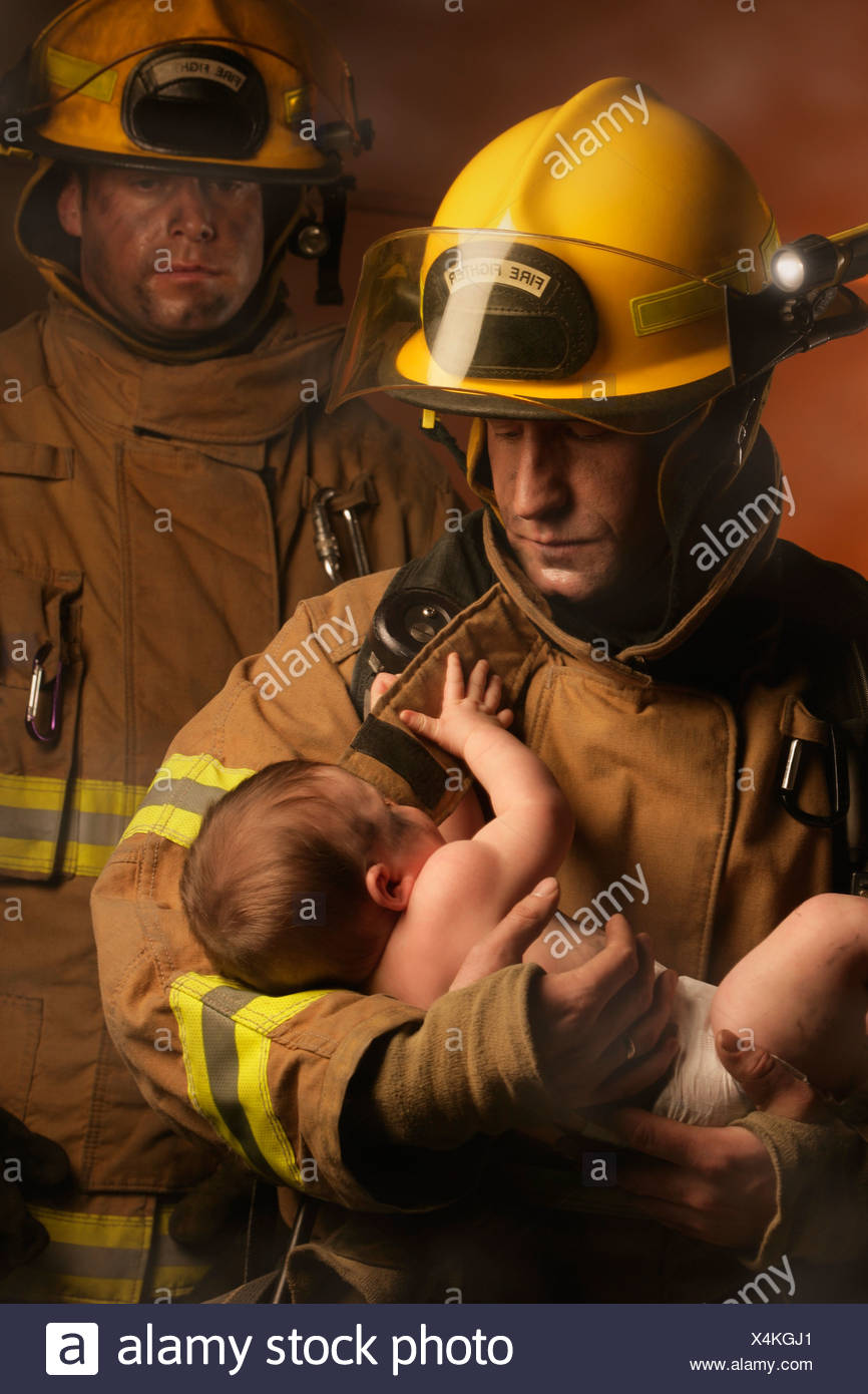 Les Pompiers De Sauver Un Bebe Photo Stock Alamy Les Pompiers De Sauver Un Bebe Photo Stock Alamy