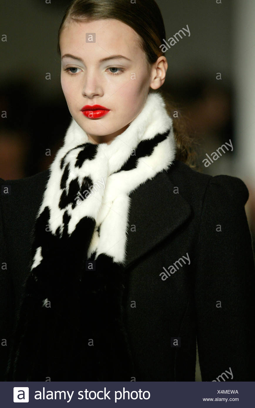 Brunette model Mona Johannesson portant un manteau noir équipé avec écharpe  de fourrure noire et blanche et rouge à lèvres rouge Photo Stock - Alamy