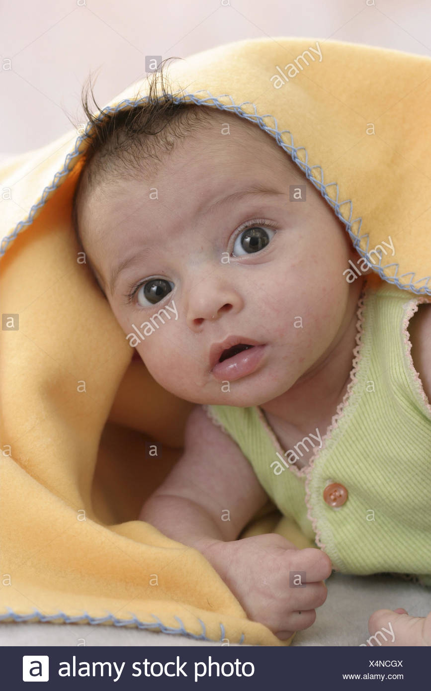 Bebe Mensonge Caps Portrait Voir L Appareil Photo S Etonnent Petit Enfant 4 Mois Enfant Aux Cheveux Bruns La Couleur Des Yeux Marron Position Abdominale Chef Soulever Soigneusement Dans L Etonnement L Interet Enveloppe Parfaitement Les