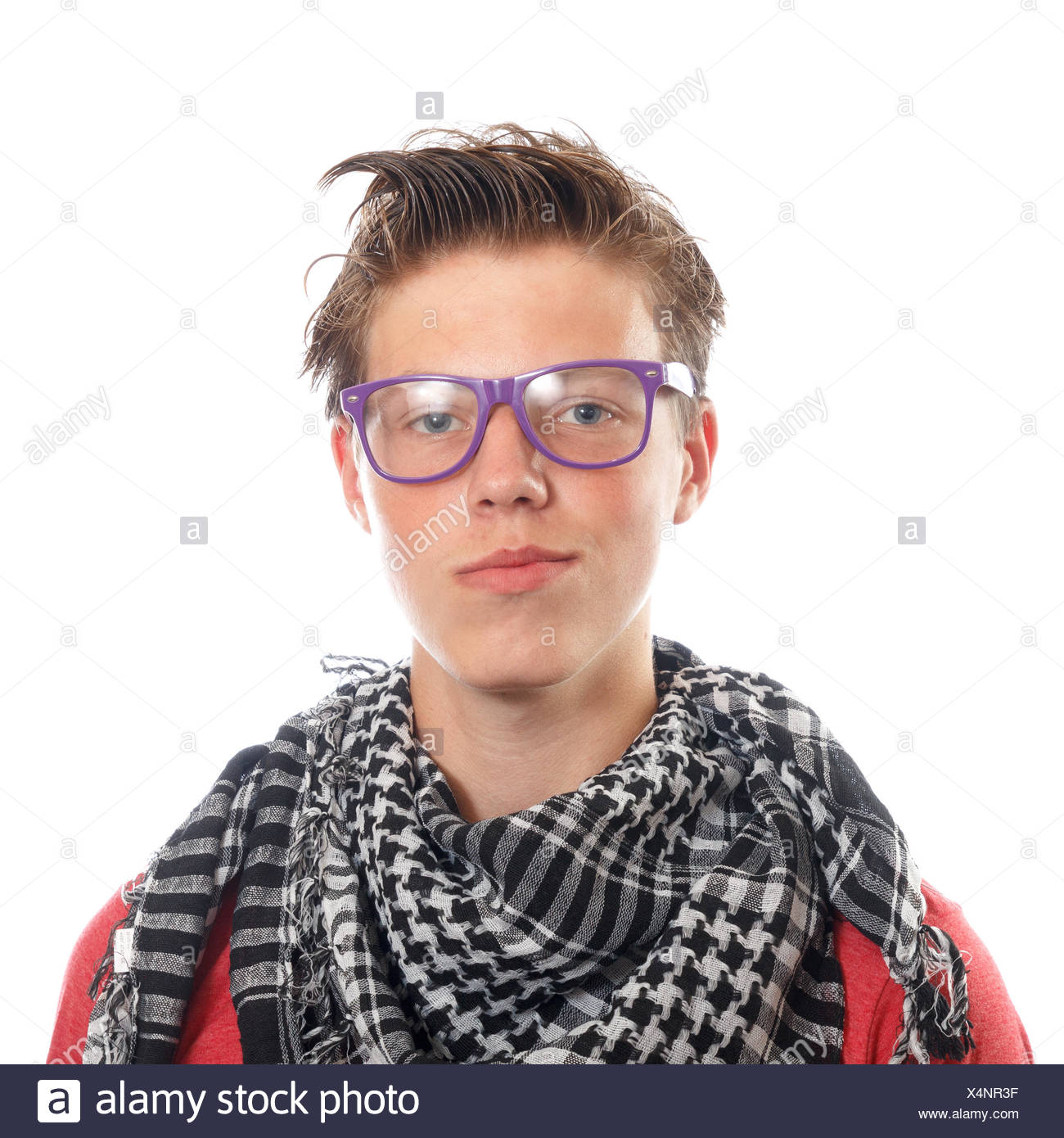 Un garçon ado hipster avec un foulard et des lunettes Photo Stock - Alamy