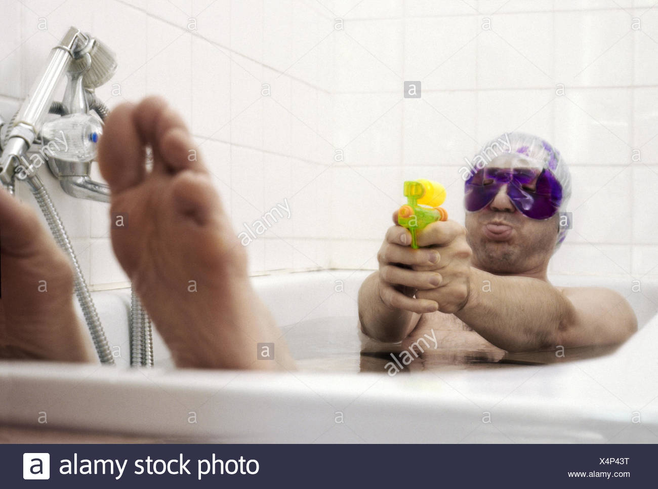Télécharger gratuitement Images L Homme Bonnet De Douche Baignoire Masque Oculaire Pistolet A dernière par