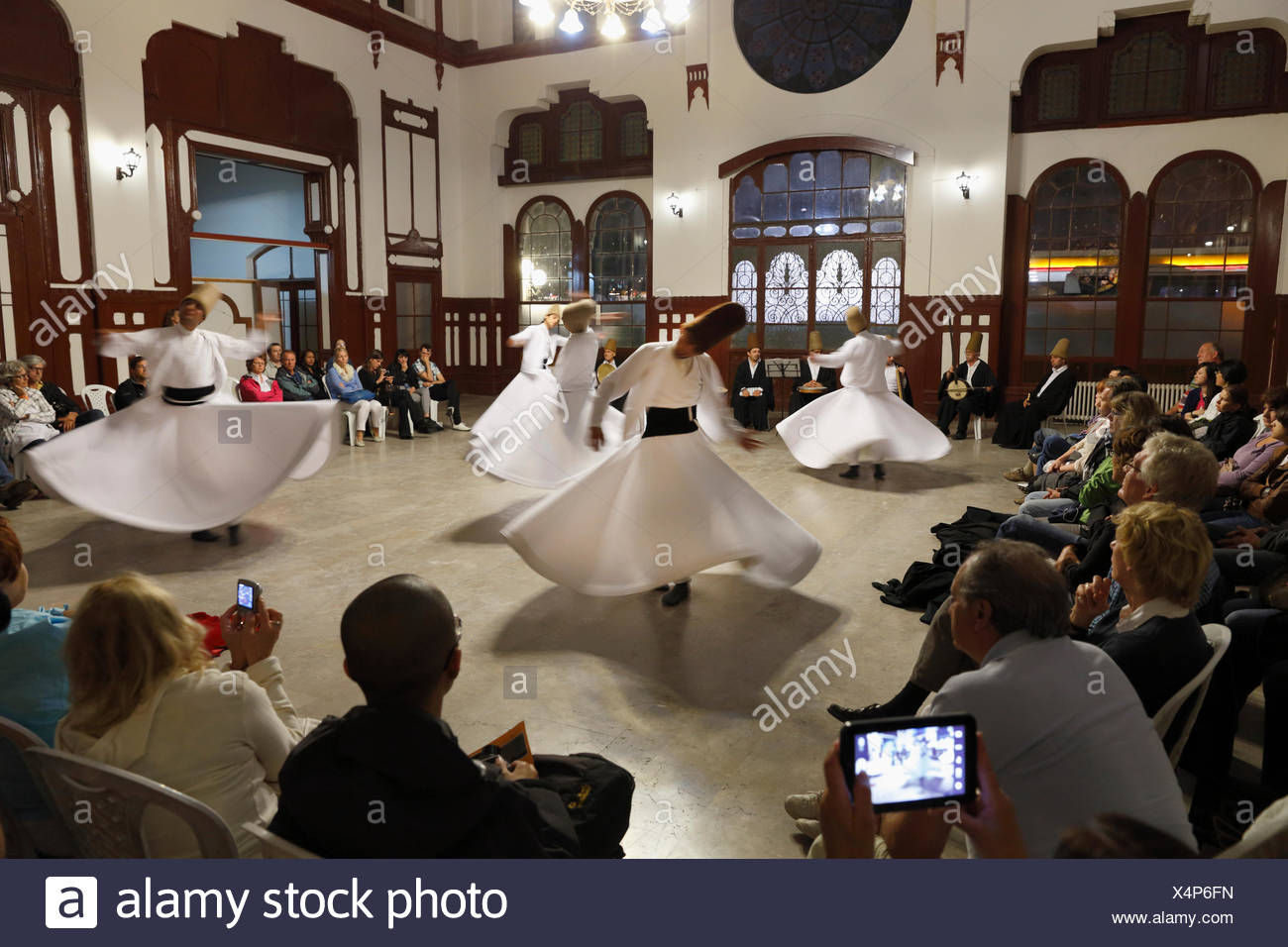 La danse des derviches tourneurs, Sema un Derviche danse, la gare de Sirkeci, Istanbul, Turquie, Europe, Istanbul Banque D'Images