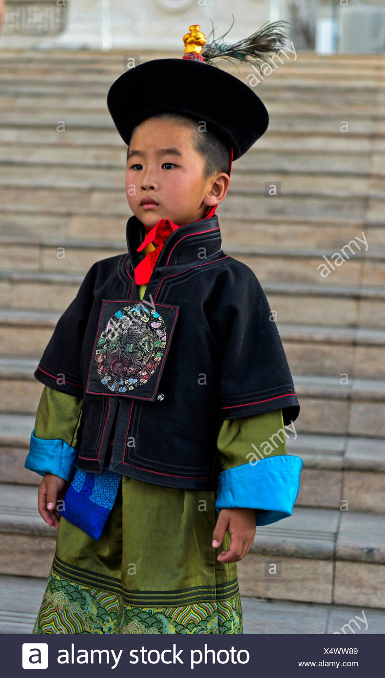 Garcon En Vetements Traditionnels Deel Festival Du Costume National Mongol Mongolie Ulanbator Photo Stock Alamy