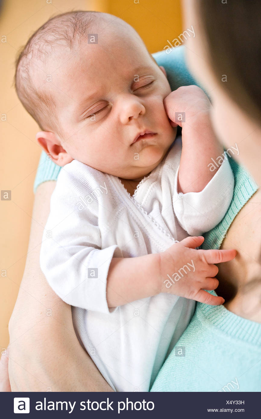 Un Mois Vieux Bebe Dormant Dans Les Bras De Sa Mere Photo Stock Alamy