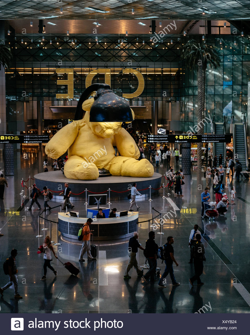 Artiste Urs Fischer's $6.8Million sculture d'un Ours géant à l'Aéroport International Hamad, Doha. Banque D'Images