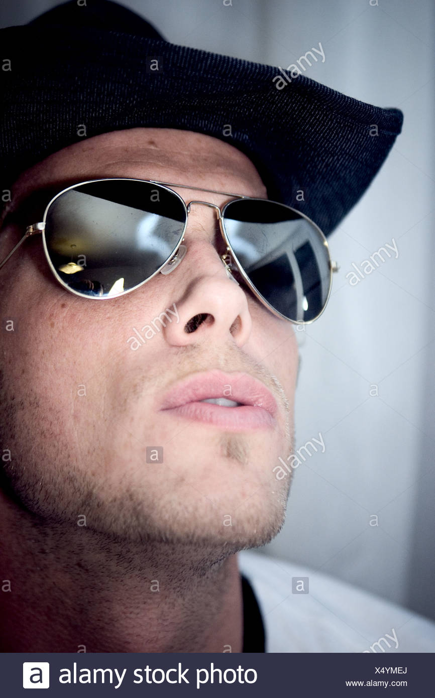 Homme avec de grandes lunettes de soleil et chapeau de cowboy Photo Stock -  Alamy
