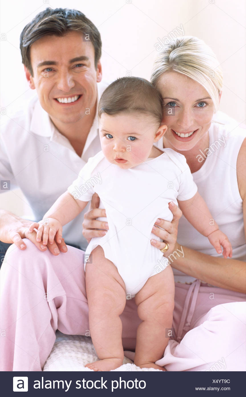 Parents Et Bebe Garcon Fier Pere Et Mere Avec Leurs 6 Month Old Baby Boy Photo Stock Alamy