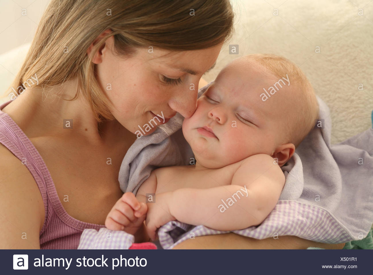 Ecrou Bebe 4 Mois Le Sommeil Caresser Robes Interieur Filles Gens Femme Suture Touch Portrait Gondole Heureusement Le Sourire La Tendresse La Securite L Amour Maternel Photo Stock Alamy
