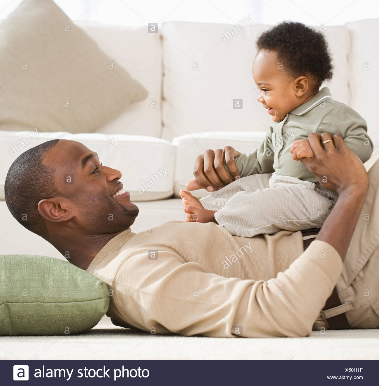 Pere Jouer Avec Bebe Sur Marbre Photo Stock Alamy Pere Jouer Avec Bebe Sur Marbre Photo Stock Alamy