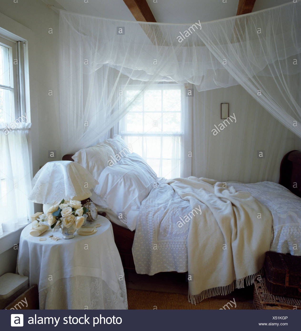 Rideaux voile blanc au-dessus de lit avec draps blancs dans tous les ... Rideaux voile blanc au-dessus de lit avec draps blancs dans tous les ...