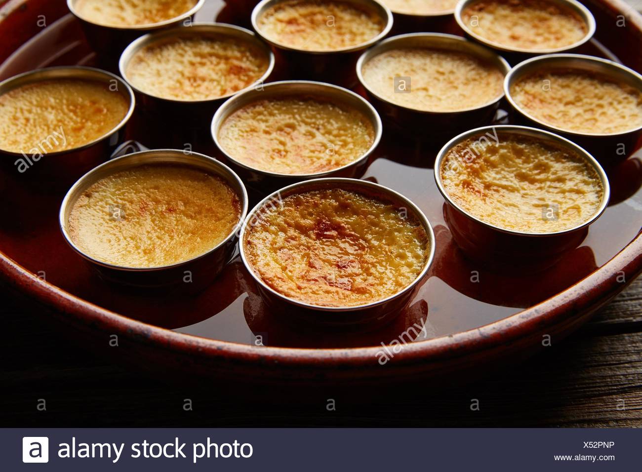 Creme Caramel Creme Dessert Flan Au Bain Marie Four Cuit Photo Stock Alamy