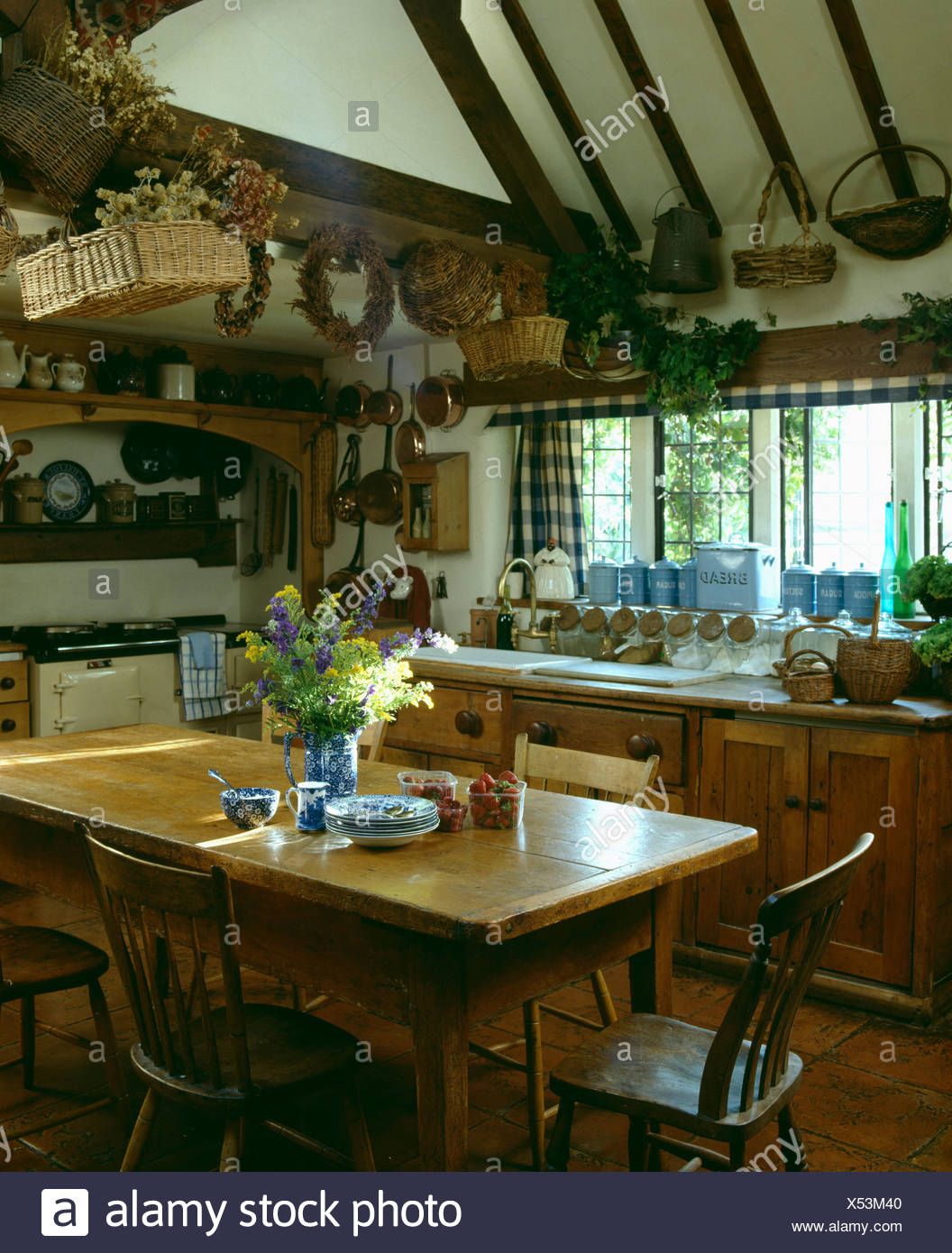 Vieille Table Et Chaises En Bois En Cuisine De Campagne Avec