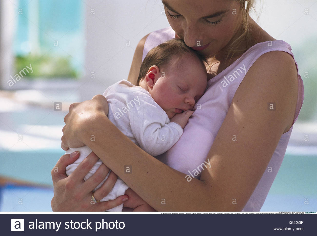 Bebe Sommeil Mere Tendresse Portrait A L Interieur A La Maison Femme Jeune Heureusement Enfant Nourrisson Pacifiquement Petit Doucement A La Delicatesse Protege L Amour De Soins De Securite De Protection Geborheit Misere Photo Stock Bebe Sommeil Mere Tendresse Portrait A L Interieur A La Maison Femme Jeune Heureusement Enfant Nourrisson Pacifiquement Petit Doucement A La Delicatesse Protege L Amour De Soins De Securite De Protection Geborheit Misere Photo Stock