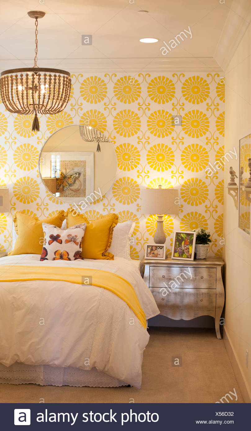 Télécharger gratuitement Images Chambre Jaune Le Motif Sur Le Papier Peint Et Les Coussins Sur Le le plus cool salutations
