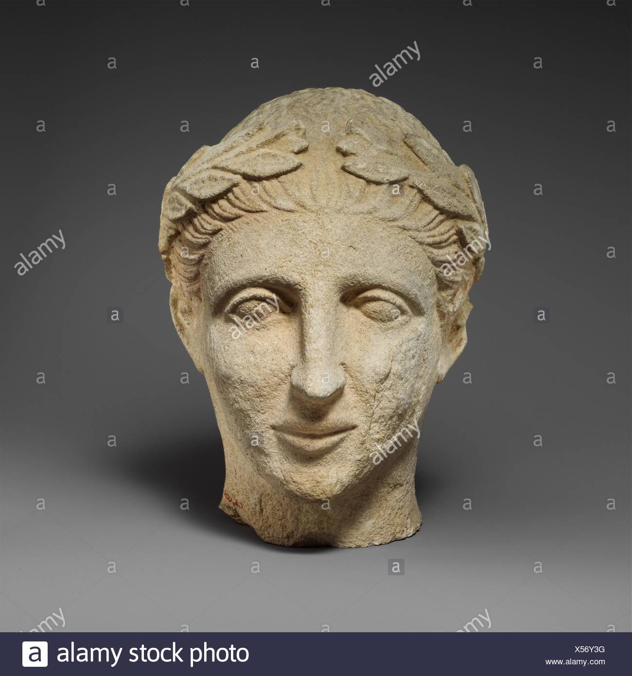 Tête en pierre calcaire d'un homme imberbe votary avec une couronne de feuilles. Période hellénistique : ; Date : 2ème moitié du 4ème siècle avant J.C ; culture ; chypriote : Banque D'Images