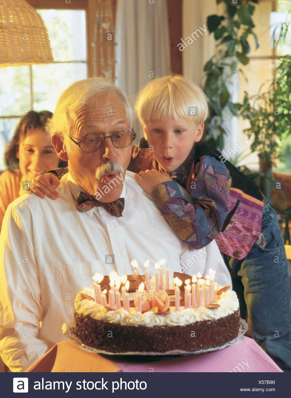 Gateau D Anniversaire Anniversaire Souffler Souffler Les Bougies Du Gateau Garcon Fete Enfant Homme Age Partie Production Fait Face Photo Stock Alamy
