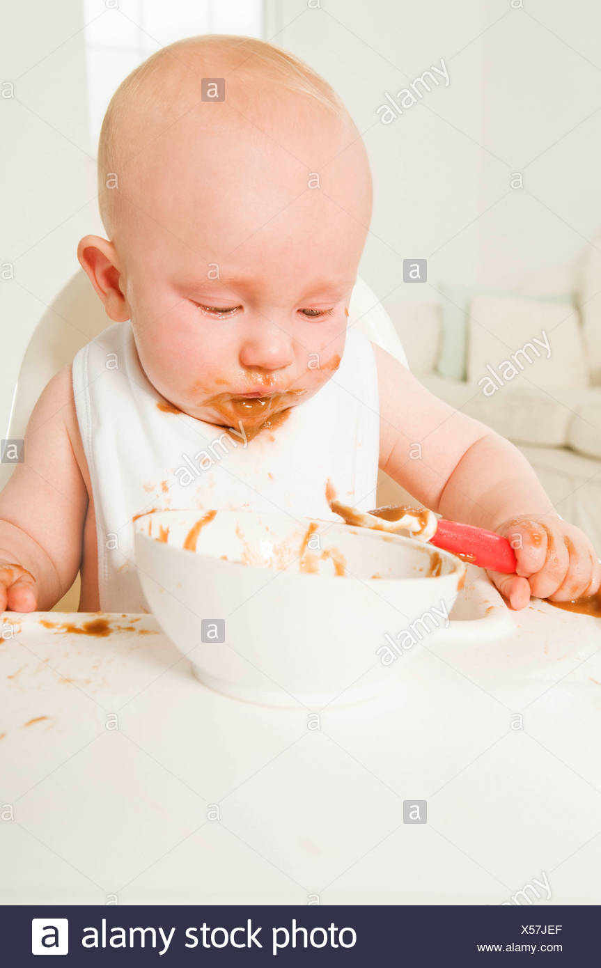 Un Portrait D Un Bebe En Train De Manger Son Repas Photo Stock Alamy