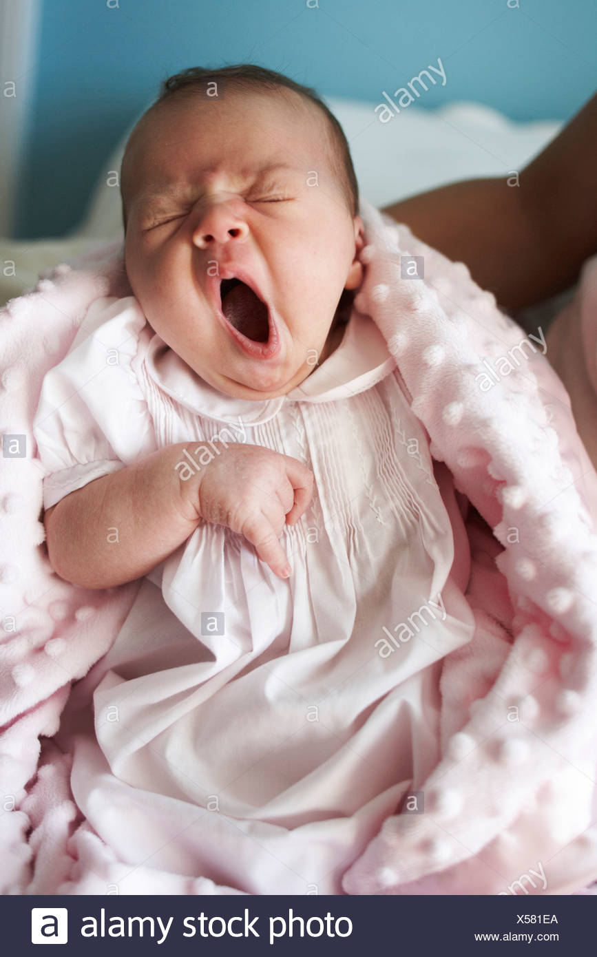 Baillements Bebe Fatigue Dans Les Bras De Mere Photo Stock Alamy Baillements Bebe Fatigue Dans Les Bras De Mere Photo Stock Alamy