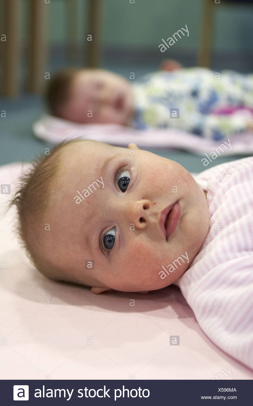 2 Mois Fille Bebe Couche Sur Son Dos Avec De Grands Yeux Bleus Photo Stock Alamy