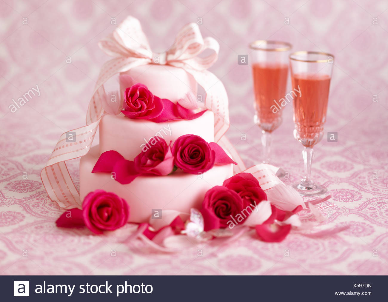 Gateau De Fleurs Et Champagne Photo Stock Alamy Gateau De Fleurs Et Champagne Photo Stock Alamy