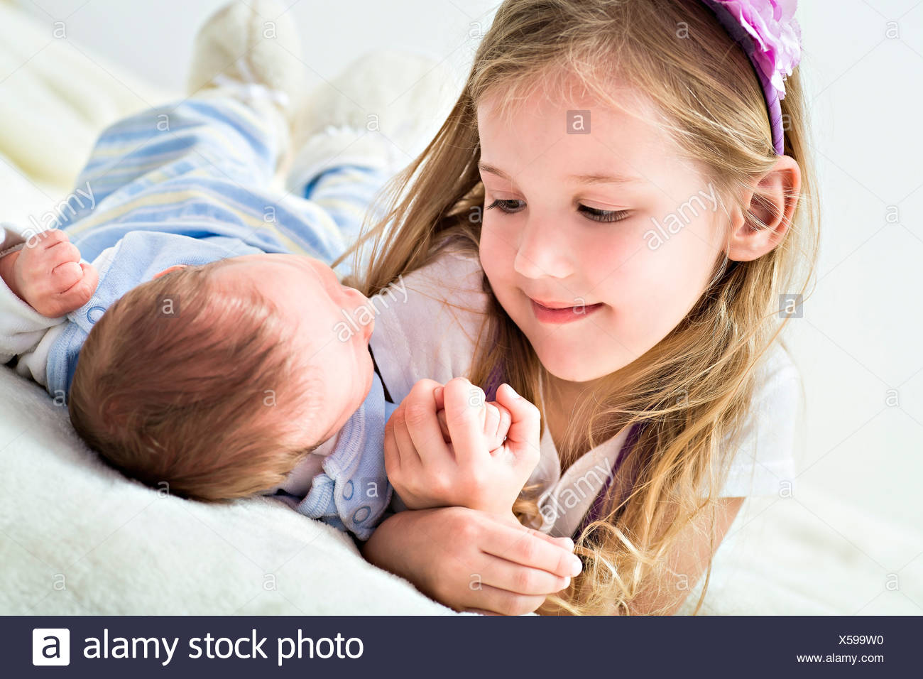 Fille Et Un Bebe 1 Mois Photo Stock Alamy