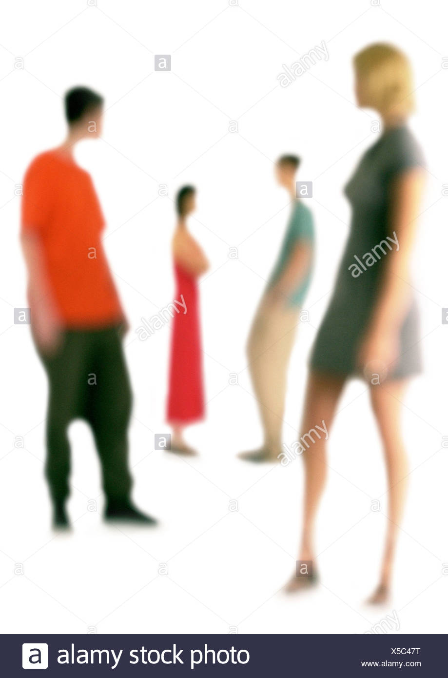 Silhouette de deux couples standing apart, sur fond blanc, defocused Banque D'Images