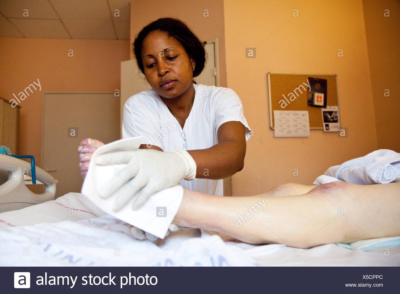 Infirmiere Auxiliaire Lave Un Patient Departement De Soins Palliatifs Hopital De Puteaux France Photo Stock Alamy
