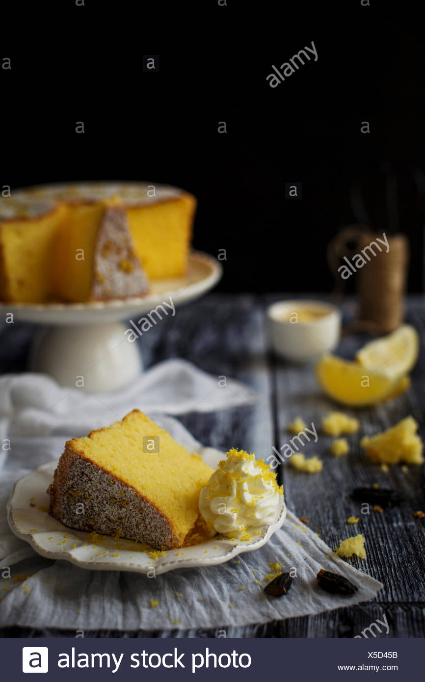 Fluffy Et Sans Gluten Gateau Eponge Aromatise Au Citron Et A La Feve De Tonka Photo Stock Alamy