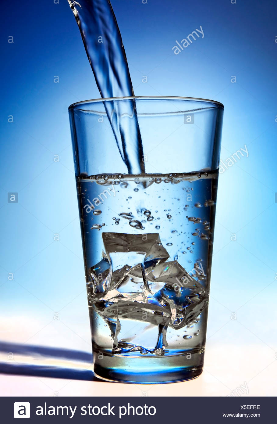 L Eau Est Verse Dans Un Verre Avec Des Glacons Photo Stock Alamy