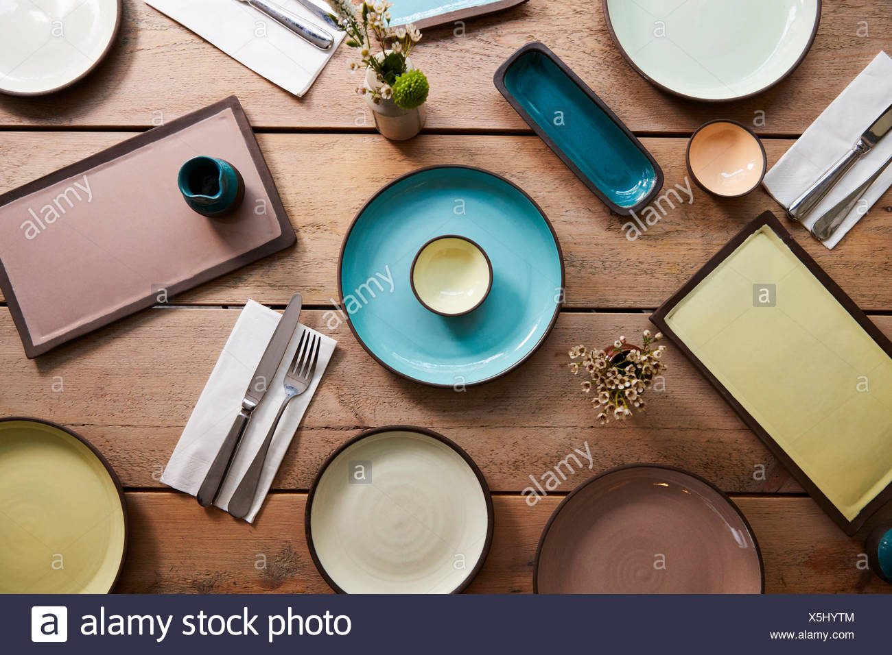 La faïence fait main et des couverts sur une table, d'un shot Banque D'Images