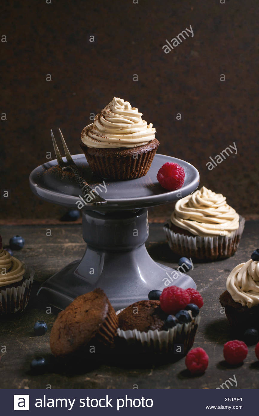 Petits Gateaux Au Chocolat Avec Creme Et Beurre Cafe De Baies Fraiches Sur Fond Sombre Photo Stock Alamy