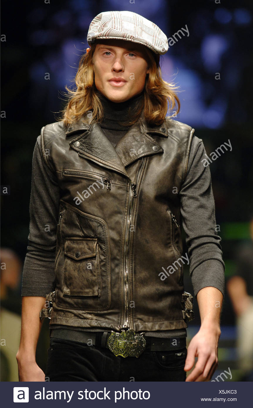 Vêtements pour homme gaz Milan un homme blond avec des cheveux longs  portant un chapeau à carreaux beige, Gilet moto cuir brun qui est fermée  sur une Photo Stock - Alamy