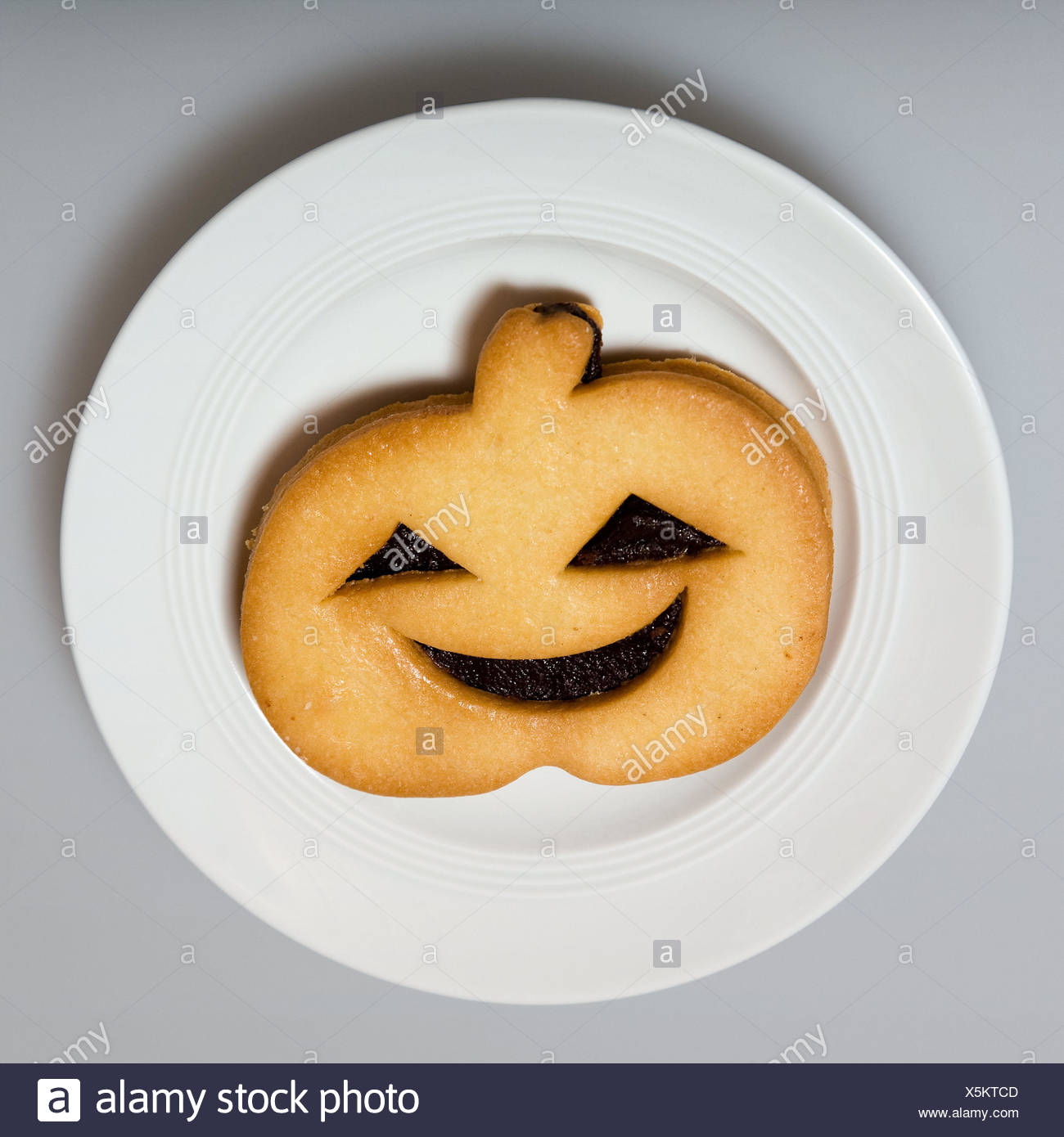 Halloween Plate En Forme De Citrouille Gateau Look Assiette Dessert Biscuit Biscuit Gateau Look Halloween Sourire Heureux De La Tradition De L Automne De L Alimentation Studio Photo Stock Alamy