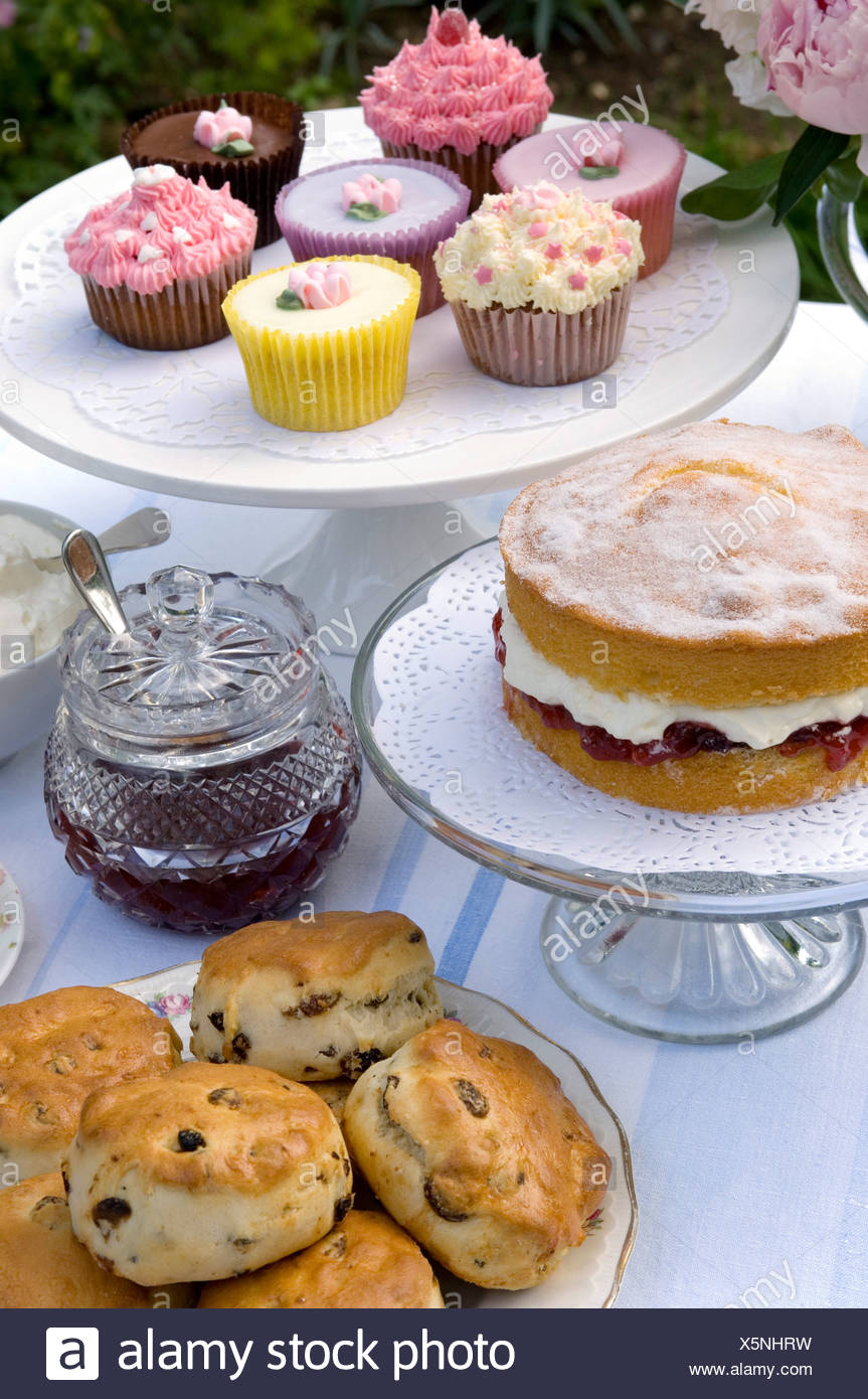 Un The A La Creme Anglaise Scones Confiture Et Creme Gateau Eponge Victoria Cupcakes Photo Stock Alamy