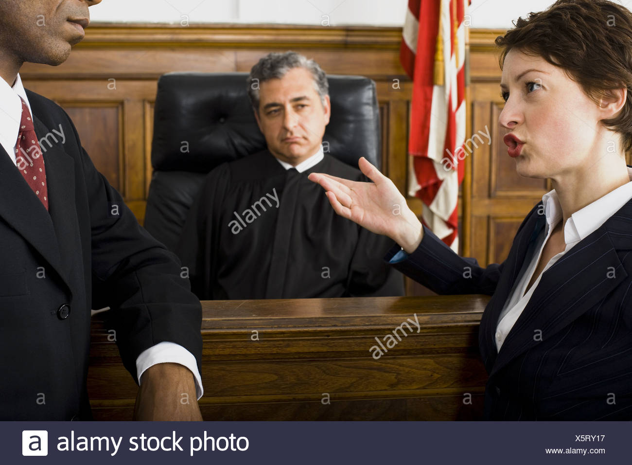 Deux Avocats Debout Face A Face Devant Un Juge Dans Un Tribunal D Hommes Photo Stock Alamy