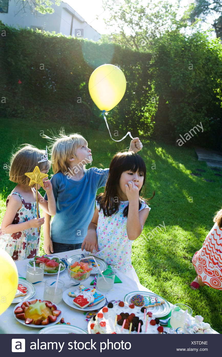 Enfants A La Fete D Anniversaire En Plein Air Photo Stock Alamy Enfants A La Fete D Anniversaire En Plein Air Photo Stock Alamy