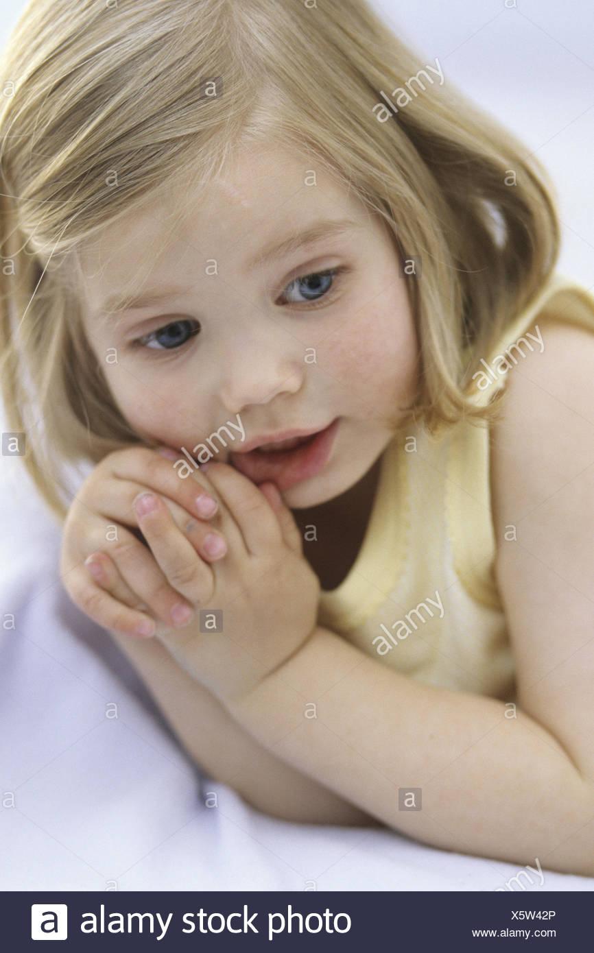 Enfant Jeune Fille Blonde Portrait Bebe 2 Ans La Couleur Des Yeux Bleu Ajouter Le Support Cote Vue Pense Que Perdu Dans Ses Pensees A L Interieur La Conception De L Enfance L Innocence Photo Enfant Jeune Fille Blonde Portrait Bebe 2 Ans La Couleur Des Yeux Bleu Ajouter Le Support Cote Vue Pense Que Perdu Dans Ses Pensees A L Interieur La Conception De L Enfance L Innocence Photo