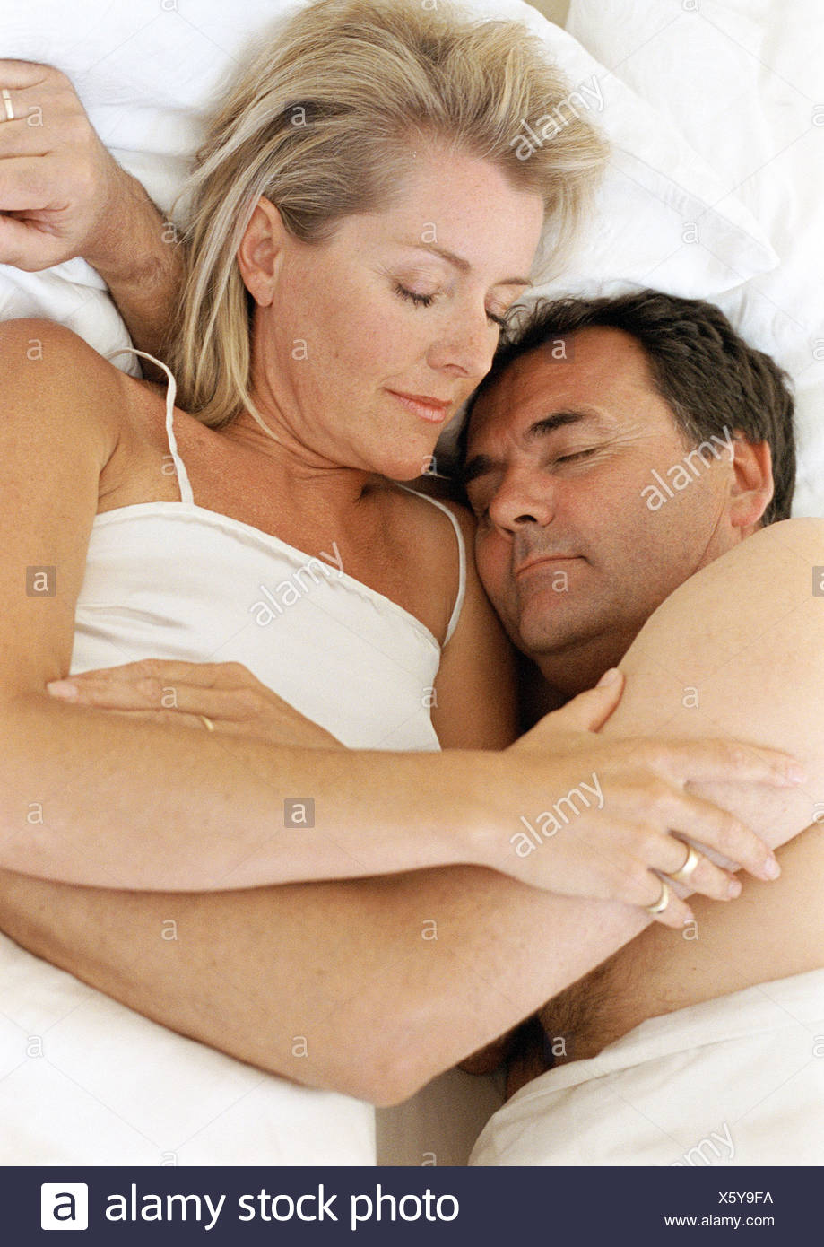 Couple Au Lit A Dormir Dans Les Bras De L Autre Photo Stock Alamy