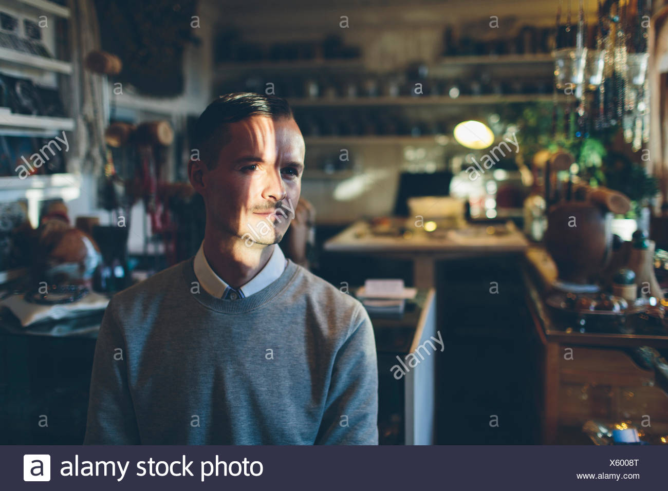 Un bijoutier dans son magasin Banque D'Images