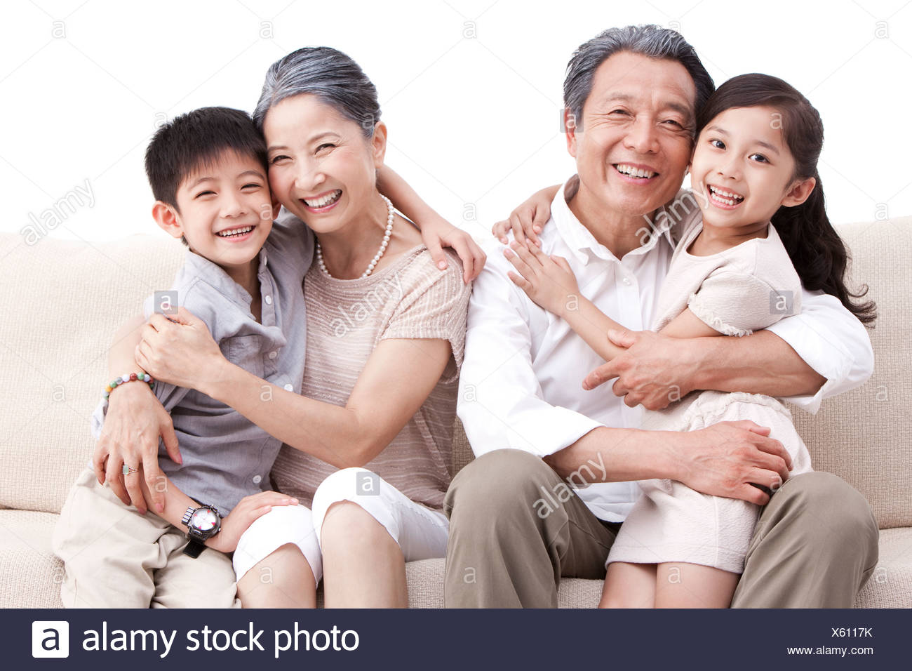 Heureux grands-parents et petits-enfants dans couch Banque D'Images