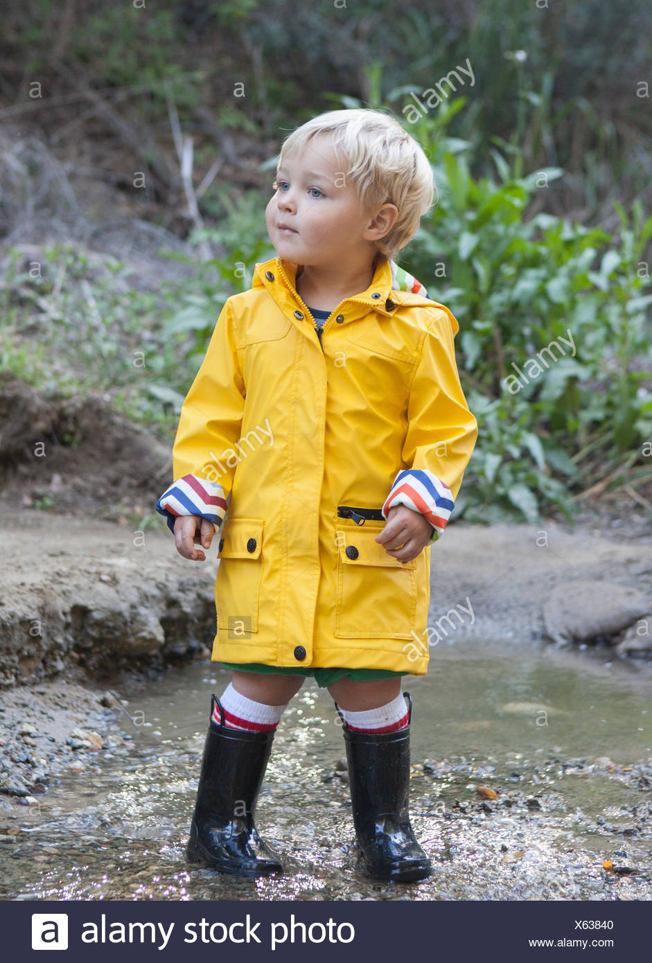 Bebe Garcon Dans Un Cire Debout Dans Creek Photo Stock Alamy
