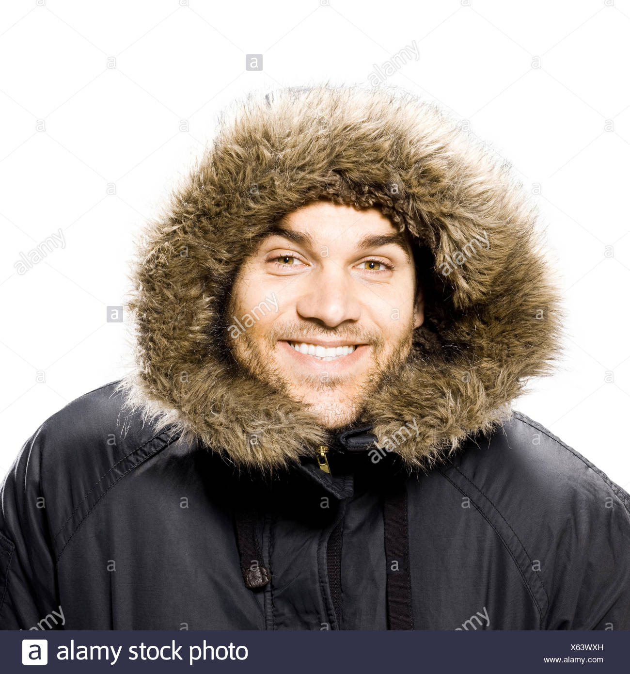 Homme portant un manteau d'hiver avec une capuche de Homme portant un manteau d'hiver avec une capuche de