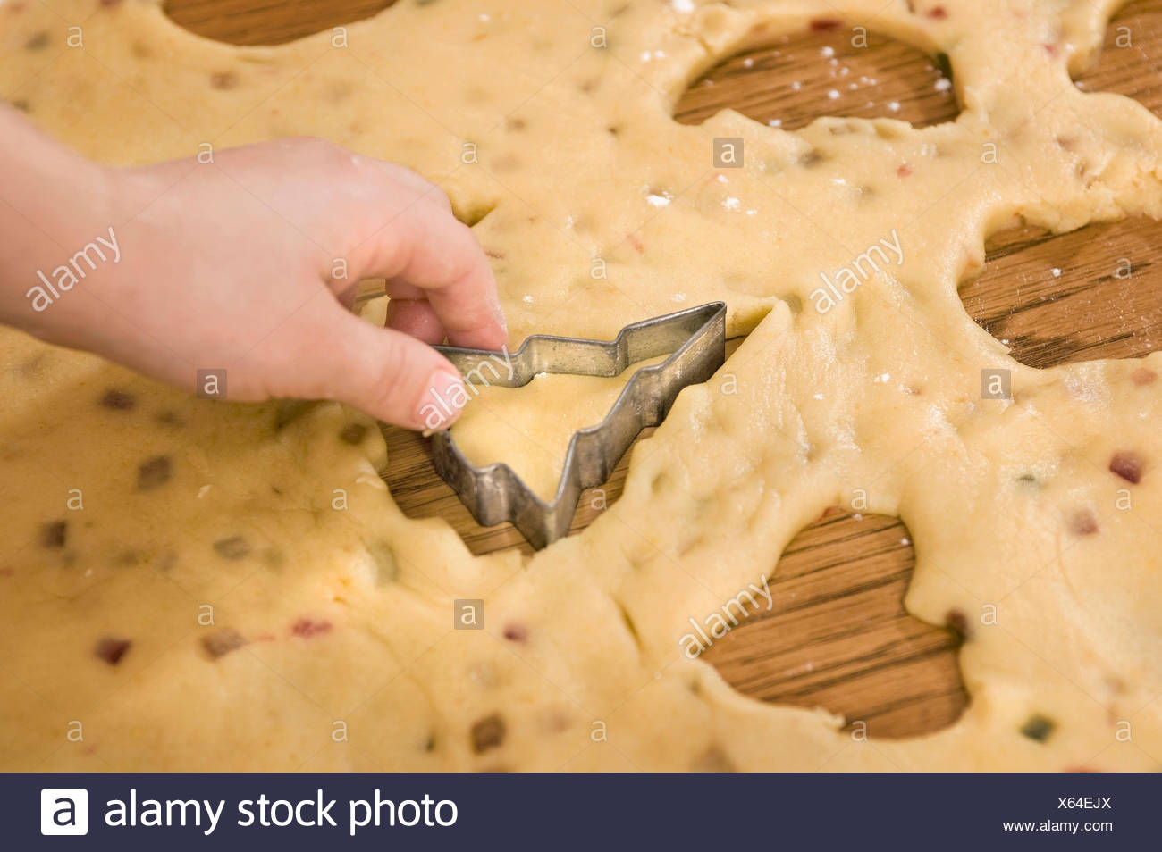 Les droits de coupe manuelle pâte avec cutter pour les cookies, Close up Banque D'Images