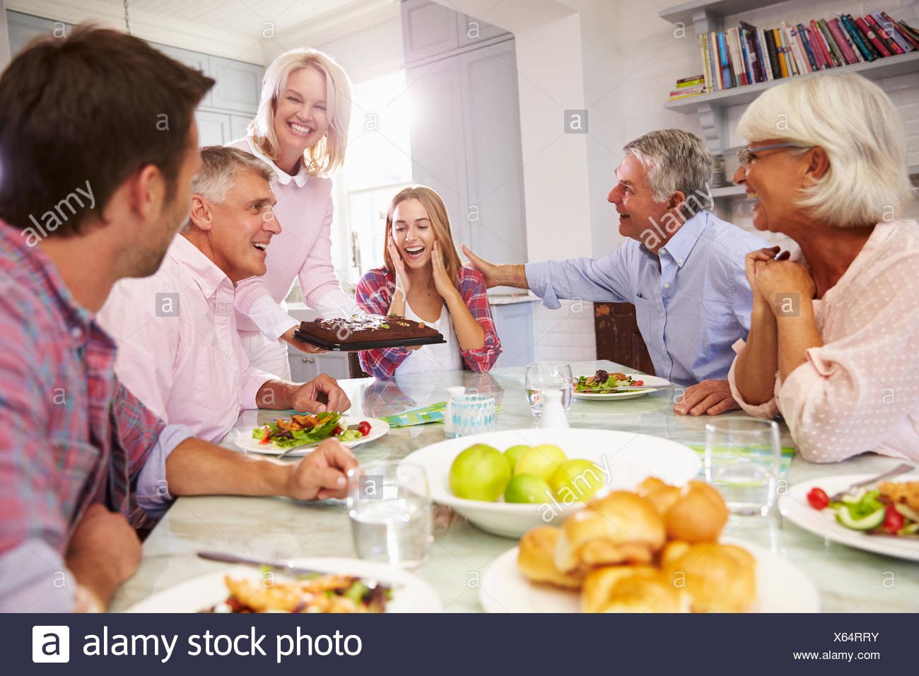 Mere Sert Le Gateau D Anniversaire De Sa Fille Adulte Au Repas De Famille Photo Stock Alamy