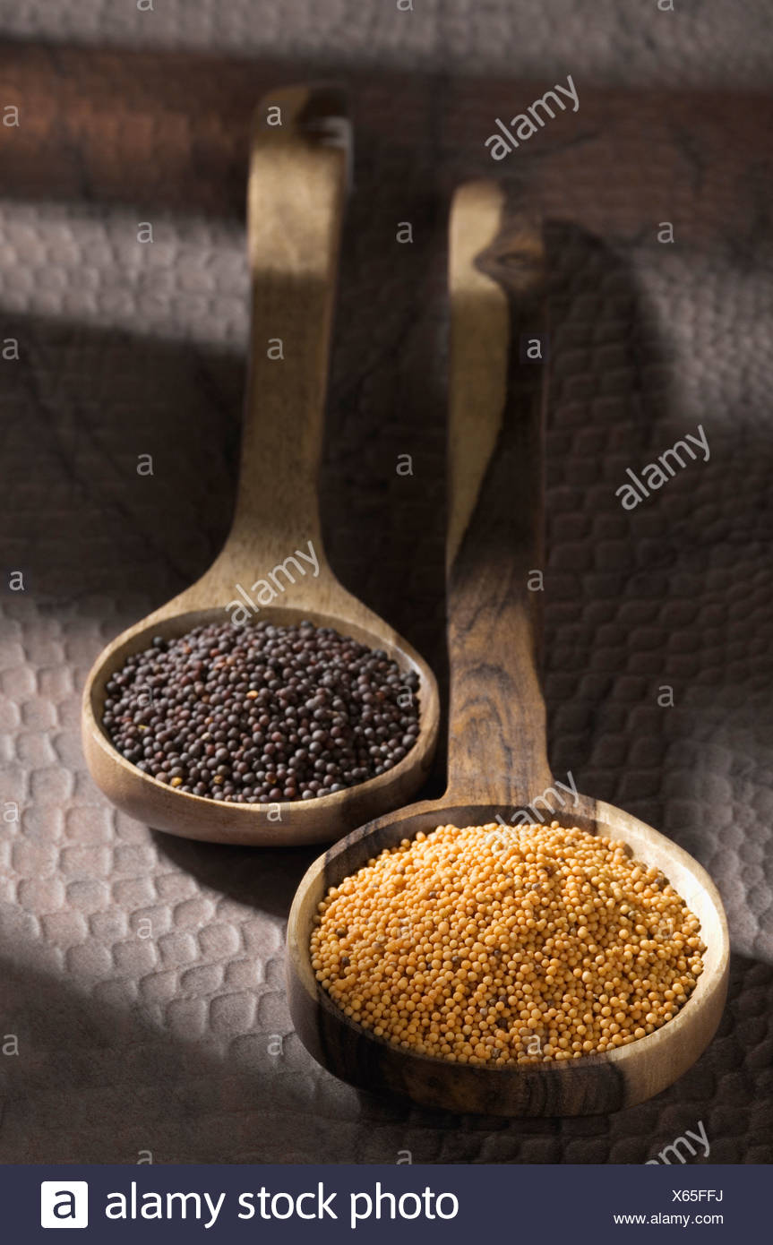 Les Graines De Moutarde Jaune Et Noire Dans Les Louches