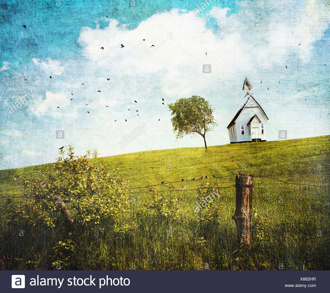 Old country school house sur une colline against a blue sky Banque D'Images