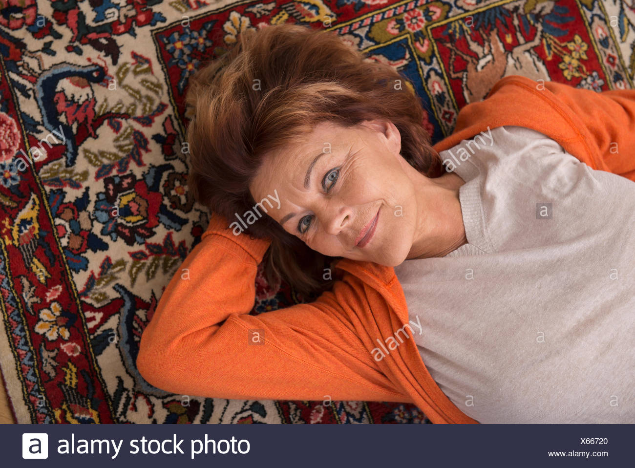 Portrait of senior woman lying on floor, Munich, Bavière, Allemagne Banque D'Images