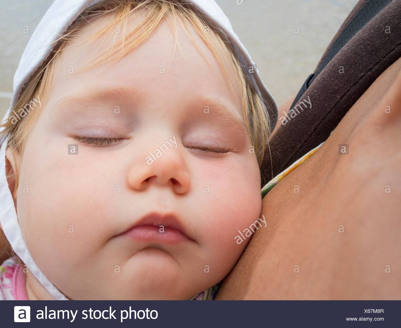 Close up visage de bébé avec chapeau blanc sac à dos maman dormir dans les  bras Photo Stock - Alamy