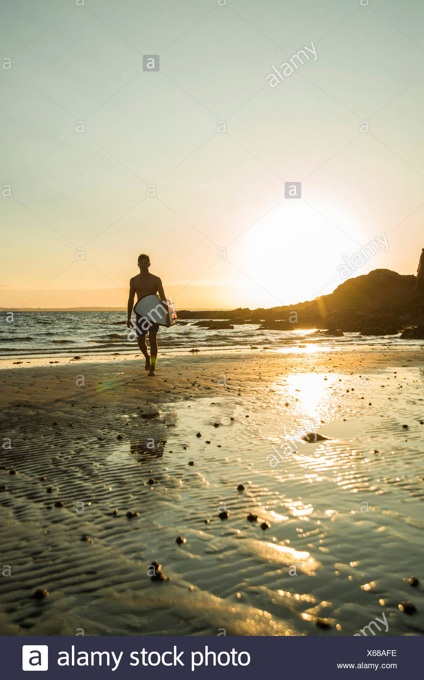 France Bretagne Camaret Sur Mer Surfeur Sur La Plage Au